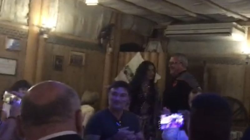 VIDEO SKANDALI/ A mund tu thotë dikush tifozve të futbollit se çfarë lidhje kanë nga Enkelejd Alibeaj, Koço Kokëdhima, e Agron Duka me futbollin apo… argëtimi me “çingije” në festat e kreut të FSHF-së VIDEO SKANDALI/ A mund tu thotë dikush tifozve të futbollit se çfarë lidhje kanë nga Enkelejd Alibeaj, Koço Kokëdhima, e Agron Duka me futbollin apo… argëtimi me “çingije” në festat e kreut të FSHF-së