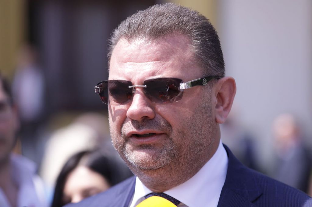 Prokuroria kërkoi për Tom Doshin 16 vjet përpara se ai të lindte. Gjen vetëm disa “ë” të tepërta, të tjerat diheshin Prokuroria kërkoi për Tom Doshin 16 vjet përpara se ai të lindte. Gjen vetëm disa “ë” të tepërta, të tjerat diheshin