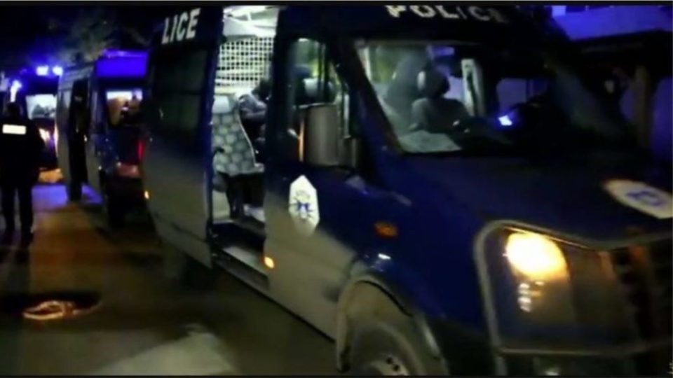 Sulmohet me armë një autobus me nxënës në Kosovë, raportohet për viktima Sulmohet me armë një autobus me nxënës në Kosovë, raportohet për viktima