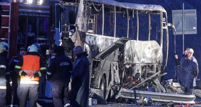 Hetuesit e ‘autobusit të vdekjes’ marrin dëshmitë e 7 të mbijetuarve, identifikimi i viktimave me ADN Hetuesit e ‘autobusit të vdekjes’ marrin dëshmitë e 7 të mbijetuarve, identifikimi i viktimave me ADN