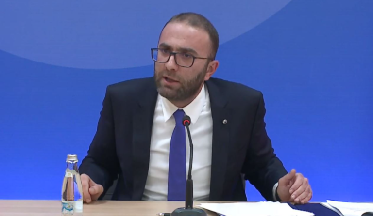 Plasin akuzat për intriga brënda PD-së! Bardhi: Zotëria që do verifikoi mandatet ish-deputet i PD-së që punoi për djalin e “Qifes” dhe votoi për PS Plasin akuzat për intriga brënda PD-së! Bardhi: Zotëria që do verifikoi mandatet ish-deputet i PD-së që punoi për djalin e “Qifes” dhe votoi për PS