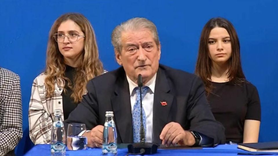 Berisha-Bashës: Je njeri i fikur, nuk mund të ndezësh shpresë as tek vetja jote Berisha-Bashës: Je njeri i fikur, nuk mund të ndezësh shpresë as tek vetja jote