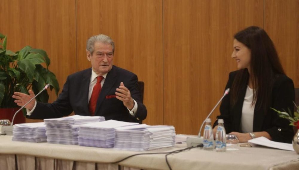 Investigimi/ Firmat e ‘foltores’ së Sali Berishës me gjeneralitete false! Si plotësohet formulari për mbajtjen e Kuvendit pa qenë anëtar Investigimi/ Firmat e ‘foltores’ së Sali Berishës me gjeneralitete false! Si plotësohet formulari për mbajtjen e Kuvendit pa qenë anëtar