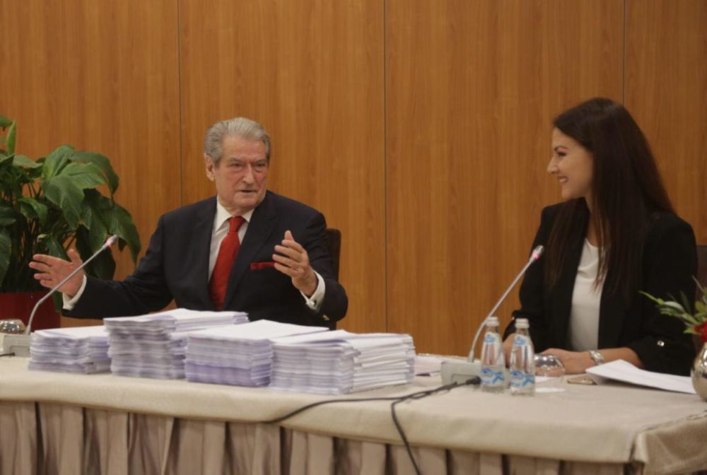 FOTO/ 11 dhjetori në kokën e Berishës: Formulari i tij nuk përmend datë për Kuvendin FOTO/ 11 dhjetori në kokën e Berishës: Formulari i tij nuk përmend datë për Kuvendin