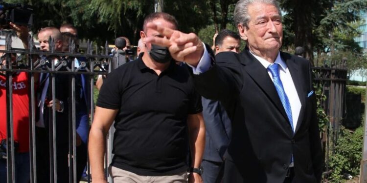 I’ua bëri shenjë me dorë që të sulmonin selinë blu?!  Berisha i friksuar mashtron para prokurorëve..