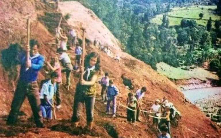 Koha kur për celular kishim lopatën, e për xhinse dokun e kombinatit Koha kur për celular kishim lopatën, e për xhinse dokun e kombinatit