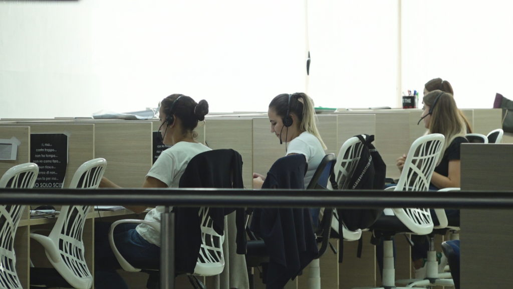 Skema e mashtrimeve të call centera-ve në Shqipëri, që vjedhin qytetarët e BE-së Skema e mashtrimeve të call centera-ve në Shqipëri, që vjedhin qytetarët e BE-së