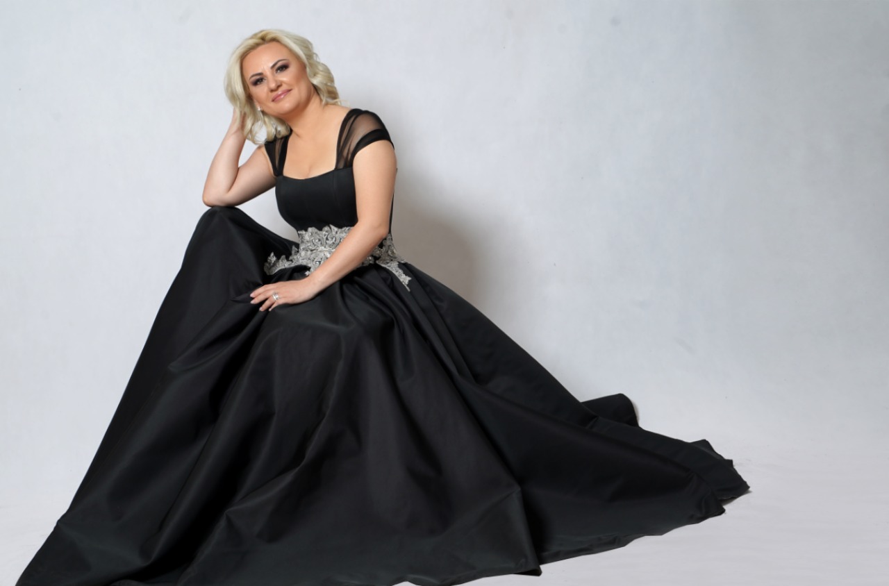 I’u hodh në erë Range Rover-i luksoz! Ish noterja “miss” Rezarta Koçi dikur asistente e Eduard Halimit: Ja pse i ishte hequr përgjithmonë licensa noteres I’u hodh në erë Range Rover-i luksoz! Ish noterja “miss” Rezarta Koçi dikur asistente e Eduard Halimit: Ja pse i ishte hequr përgjithmonë licensa noteres