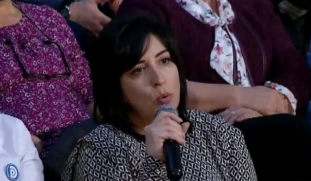 Moj Foltore ku na mblodhe! Ish drejtoresha e tatimeve e dënuar për korrupsion “gudulis” Berishën: I keni shumë borxh Lushnjes, nuk e kanë marrë atë që kanë dhënë Moj Foltore ku na mblodhe! Ish drejtoresha e tatimeve e dënuar për korrupsion “gudulis” Berishën: I keni shumë borxh Lushnjes, nuk e kanë marrë atë që kanë dhënë