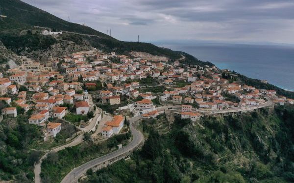 Si u vodhën miliona euro tokë në Dhërmi përmes zyrave shtetërore