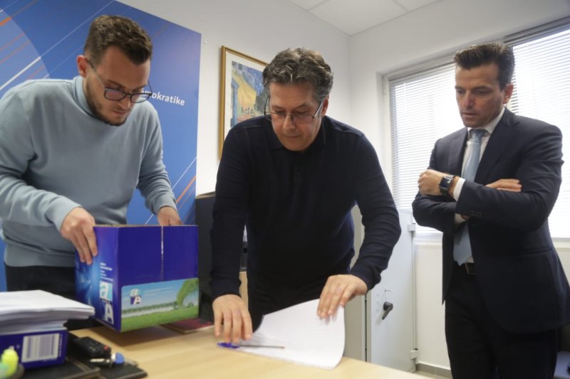 Azgan Haklaj: Llamba magjike e Aladinit nuk mund ta shndërrojë sëndukun e Palokës në arkën e Noes Azgan Haklaj: Llamba magjike e Aladinit nuk mund ta shndërrojë sëndukun e Palokës në arkën e Noes