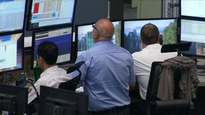 Shqipëria, sukses në tregjet ndërkombëtare: blen 650 mln euro Eurobond në bursën e Londrës me interes 3.75 për qind me maturim 10 vjecar Shqipëria, sukses në tregjet ndërkombëtare: blen 650 mln euro Eurobond në bursën e Londrës me interes 3.75 për qind me maturim 10 vjecar