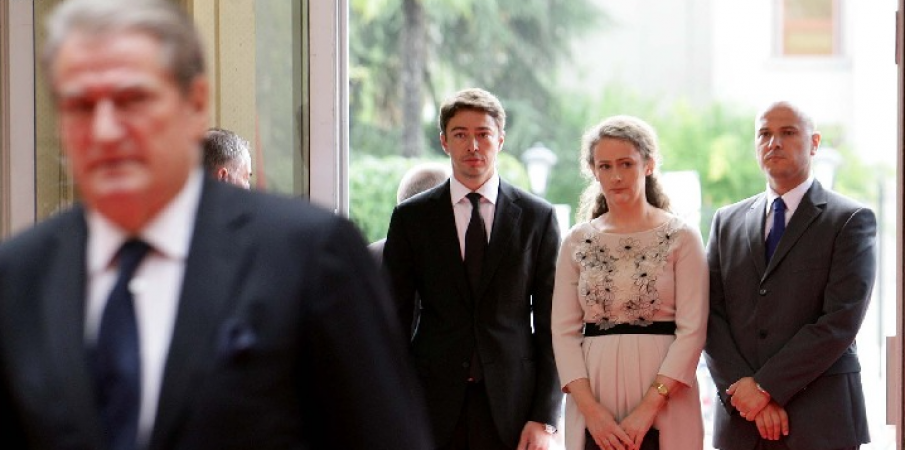 Argita dhe Jamarbri blenë vilë në Gjirin e Lalzit pas shpalljes “non grata”, Berisha 190 mijë USD kursime Argita dhe Jamarbri blenë vilë në Gjirin e Lalzit pas shpalljes “non grata”, Berisha 190 mijë USD kursime