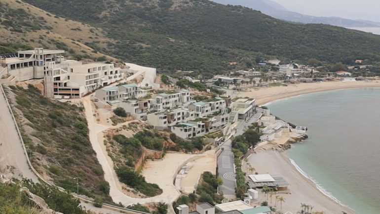 Skandal! Grabitet prona në Jalë. Personat që e legalizuan, lidhën kontratë me familjarët e Damian Gjiknurit për të ndërtuar hotel Skandal! Grabitet prona në Jalë. Personat që e legalizuan, lidhën kontratë me familjarët e Damian Gjiknurit për të ndërtuar hotel