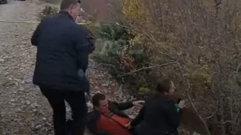 Shtyu gazetaren Anila Hoxha dhe operatorin, SHÇBA nis hetimin ndaj punonjësit të policisë Shtyu gazetaren Anila Hoxha dhe operatorin, SHÇBA nis hetimin ndaj punonjësit të policisë