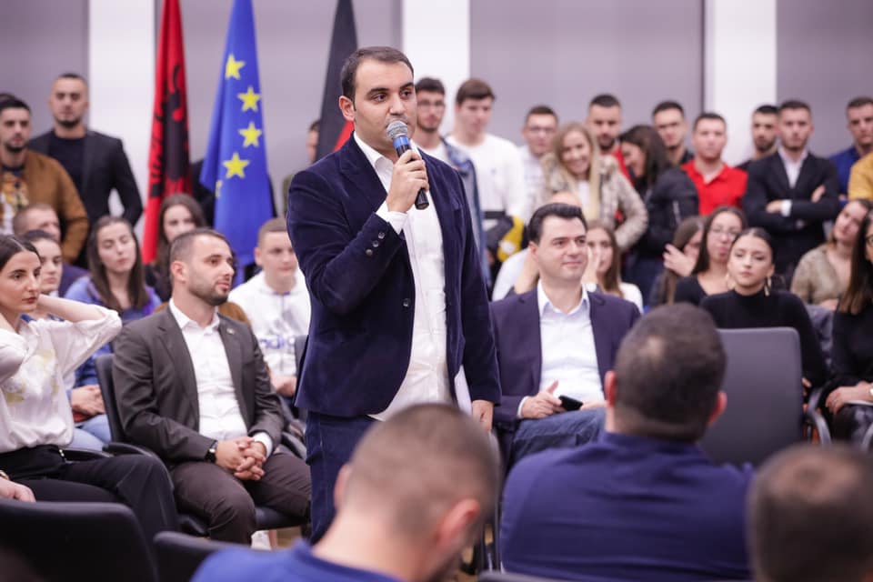 E papritur! Forumi Rinor i Partisë Demokratike del kundër Lulzim Bashës