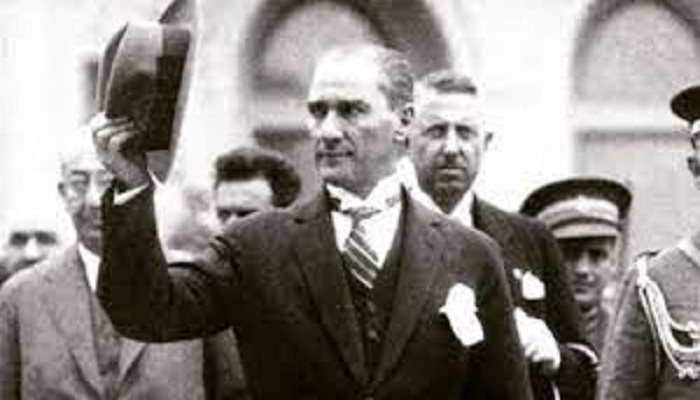 Më 9 nëntor 1938 vdes në Stamboll, në moshën 57 vjeçare themeluesi i Turqisë moderne, Mustafa Kemal Ataturk Më 9 nëntor 1938 vdes në Stamboll, në moshën 57 vjeçare themeluesi i Turqisë moderne, Mustafa Kemal Ataturk