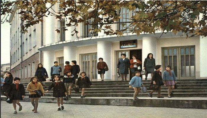 Një mësues është ai që zgjon shpresat që kanë vdekur, zgjeron kufijtë e imagjinatës së nxënësve të tij Një mësues është ai që zgjon shpresat që kanë vdekur, zgjeron kufijtë e imagjinatës së nxënësve të tij