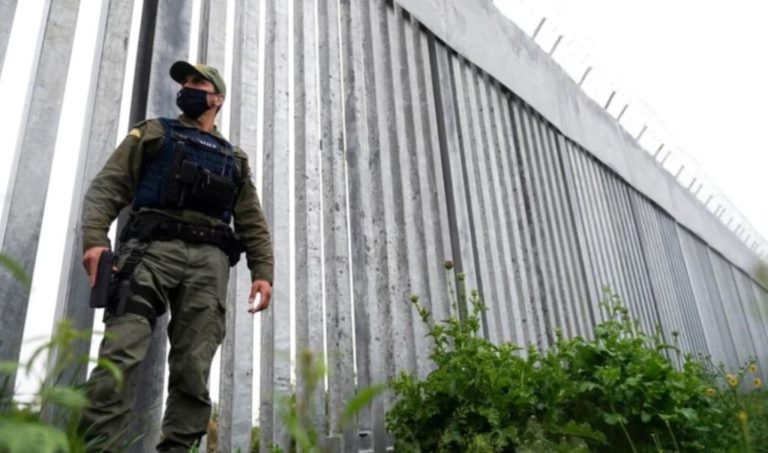 “Çdo natë na pret një taksi”, emigrantët ngrenë çadrat 300 m larg kufirit me Shqipërinë