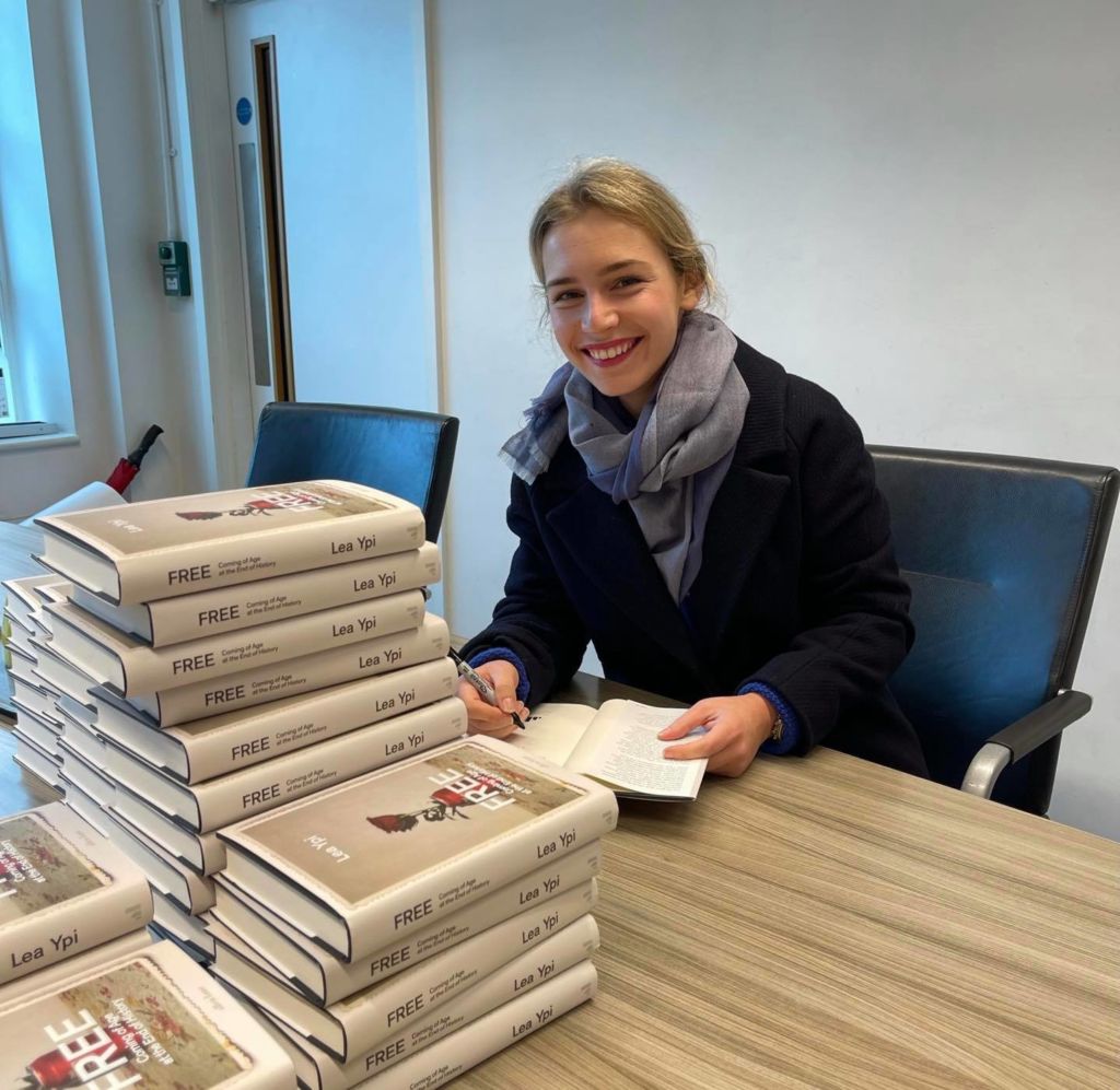 “Enver Hoxha duhet të jetë në ferr”?! Lea Ypi: Pse e prezantova librin tim, në vilën e tij… “Enver Hoxha duhet të jetë në ferr”?! Lea Ypi: Pse e prezantova librin tim, në vilën e tij…