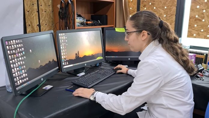 Internet pa WIFI! Kush është shqiptarja që fiton çmimin e 2-të në botë për shpikjen e saj?! Internet pa WIFI! Kush është shqiptarja që fiton çmimin e 2-të në botë për shpikjen e saj?!