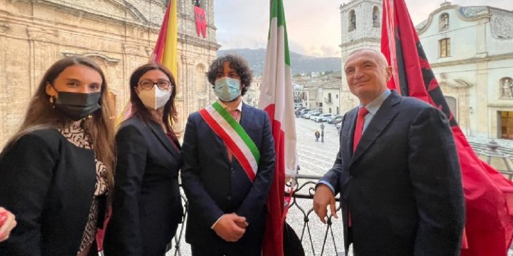 Ilir Meta “harron” të kthehet në Tiranë, “akomodohet” në Siçili?! Thirrje bashkive: Bashkëpunim me bashkitë shqiptare… që nuk i njeh pas 30 qershorit Ilir Meta “harron” të kthehet në Tiranë, “akomodohet” në Siçili?! Thirrje bashkive: Bashkëpunim me bashkitë shqiptare… që nuk i njeh pas 30 qershorit