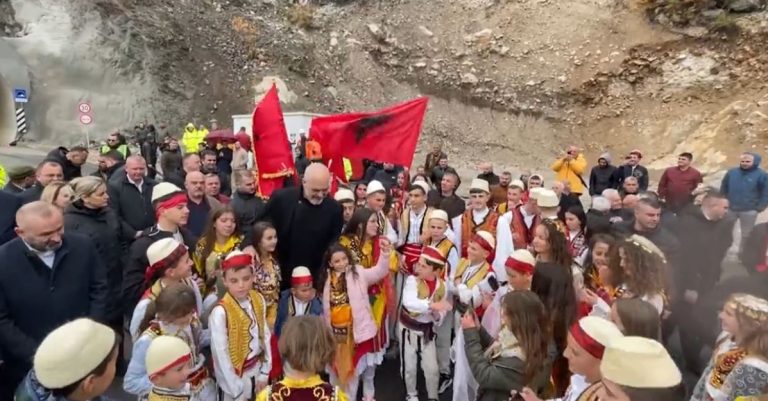 VIDEO/ Hapet rruga e Arbrit! Rama pritet me daulle: Provizorisht kalohet me “bypass” në Tunelin e Murrizit! VIDEO/ Hapet rruga e Arbrit! Rama pritet me daulle: Provizorisht kalohet me “bypass” në Tunelin e Murrizit!