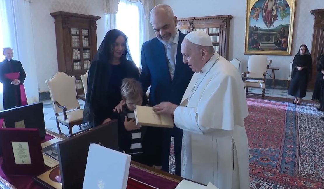 30-vjetori i marrëdhënieve me Vatikanin: Rama, i shoqëruar nga Linda dhe Zaho takohet me Atin e Shenjtë! Ja çfarë biseduan