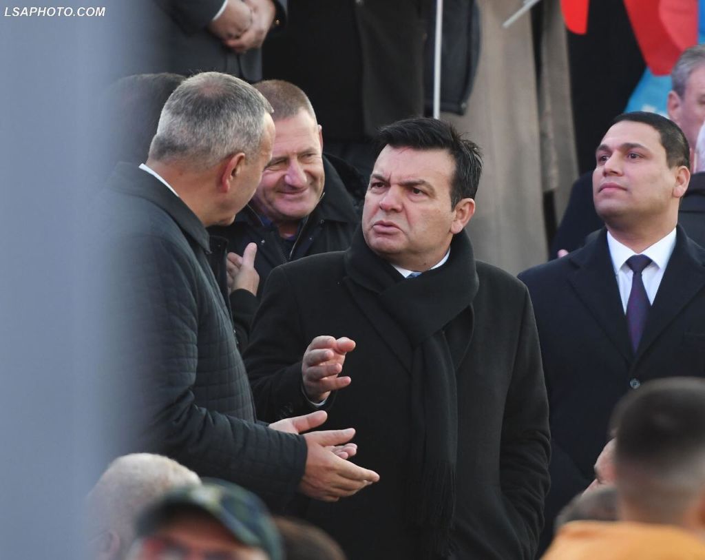 Ballistët për Berishën: Nga gjithë komunistët ky është më i miri! Ka qenë komunist, por në Foltore thotë do bëhem konservator Ballistët për Berishën: Nga gjithë komunistët ky është më i miri! Ka qenë komunist, por në Foltore thotë do bëhem konservator