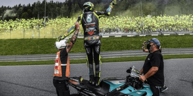 Fundi i një epoke në Moto GP: Festë dhe lamtumirë për Valentino Rosin! Doktori e mbyll në vendin e 10 garën dhe karrierën (Video) Fundi i një epoke në Moto GP: Festë dhe lamtumirë për Valentino Rosin! Doktori e mbyll në vendin e 10 garën dhe karrierën (Video)