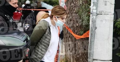 E shokuar dhe me pranga në duar, momenti i arrestimit të artistes shqiptare që qëlloi ndaj mjekut grek në sy të vajzës! E kishte paralajmëruar: Ora e ndëshkimit po afron