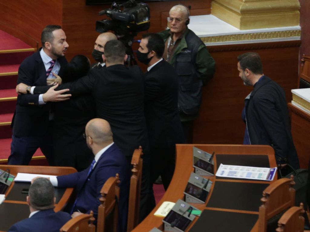 Foto-ja e të riut në politikë: ç’është Salianji? Foto-ja e të riut në politikë: ç’është Salianji?