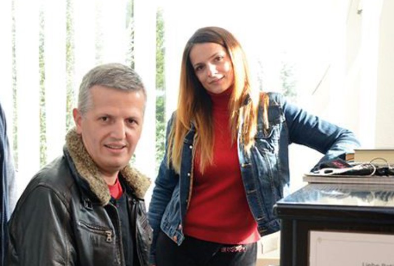 Marrin fund thashethemet: “Ishte si gjarpër, më shkatërroi”! Përfundon në mënyrë të pazakontë martesa 25-vjeçare e Shpëtim Saraçit me Mira Konçin Marrin fund thashethemet: “Ishte si gjarpër, më shkatërroi”! Përfundon në mënyrë të pazakontë martesa 25-vjeçare e Shpëtim Saraçit me Mira Konçin