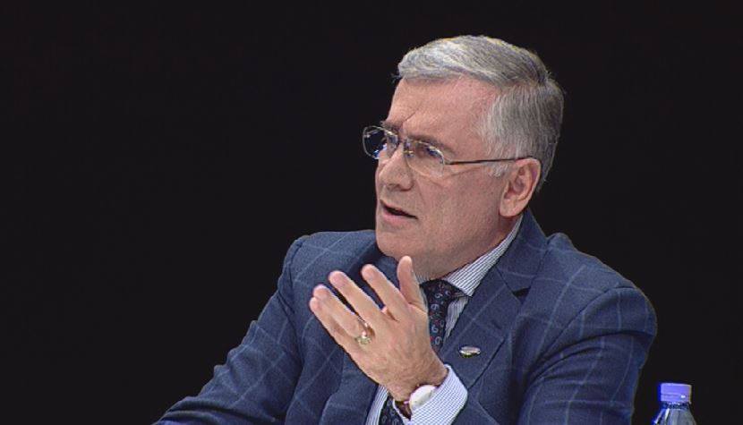 Ish ambasadori: Berisha një sociopat, që po djeg partinë për të shpëtuar veten Ish ambasadori: Berisha një sociopat, që po djeg partinë për të shpëtuar veten