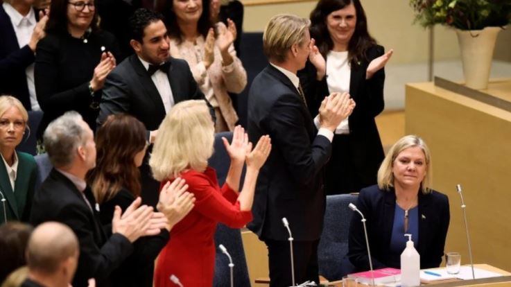 Pak orë pasi u zgjodh si kryeministre, jep dorëheqjen gruaja që hyri në histori Pak orë pasi u zgjodh si kryeministre, jep dorëheqjen gruaja që hyri në histori