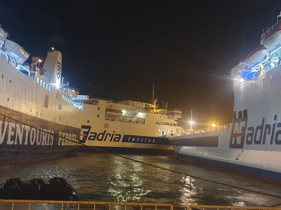 Erë e fortë në Durrës! Ishte nisur drejt Barit: Trageti “Ventouris” me 173 pasagjerë përplas anijen Erë e fortë në Durrës! Ishte nisur drejt Barit: Trageti “Ventouris” me 173 pasagjerë përplas anijen