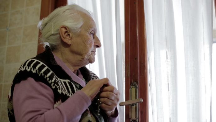 Duhet të mësohem me këtë vetmi! Letra e trishtë e një nëne me shumë fëmijë e mbyllur në azil pa dëshirën e saj Duhet të mësohem me këtë vetmi! Letra e trishtë e një nëne me shumë fëmijë e mbyllur në azil pa dëshirën e saj