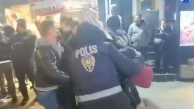 VIDEO/ Turqia zhytet në kaos: Zhvlerësohet monedha vendase, qytetarët dalin në rrugë e kërkojnë largimin e Erdogan