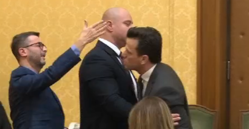 Agron i Call Centrave si ekspert kriminalist, show me Palokën! Verifikova firmat e delegatëve: 98% janë të sakta, do të shkoj në Kuvendin e 11 Dhjetorit! Agron i Call Centrave si ekspert kriminalist, show me Palokën! Verifikova firmat e delegatëve: 98% janë të sakta, do të shkoj në Kuvendin e 11 Dhjetorit!