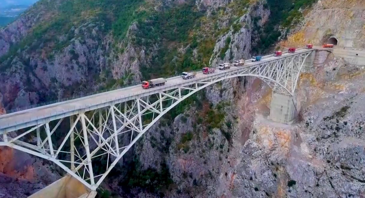 FOTOT/ Ura më e lartë në Ballkan në Rrugën e Arbrit që do të hapet të hënën FOTOT/ Ura më e lartë në Ballkan në Rrugën e Arbrit që do të hapet të hënën