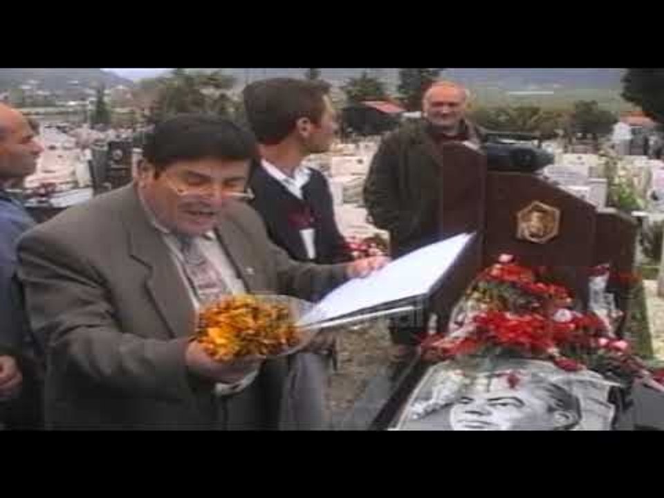 “Mobilizoi popullin dhe e ndërtoi Shqipërinë”! Nostalgjikët e diktatorit homazh në Varrezat e Dëshmorëve: Enver Hoxha ishte komandant, legjenda e kombit “Mobilizoi popullin dhe e ndërtoi Shqipërinë”! Nostalgjikët e diktatorit homazh në Varrezat e Dëshmorëve: Enver Hoxha ishte komandant, legjenda e kombit