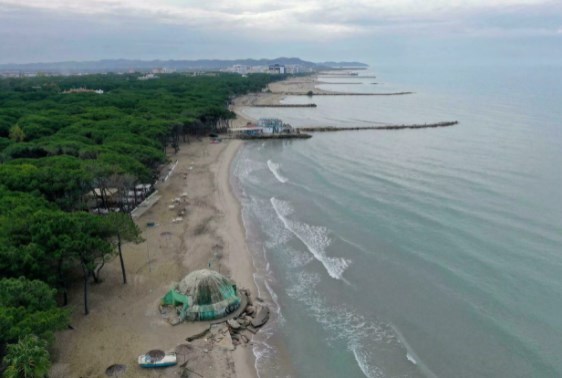 Bunkerët e Shqipërisë sërish në vëmendjen e mediave të huaja, agjencia franceze AFP: Po ‘gllabërohen’ nga deti teksa erozioni përparon në vijën bregdetare Bunkerët e Shqipërisë sërish në vëmendjen e mediave të huaja, agjencia franceze AFP: Po ‘gllabërohen’ nga deti teksa erozioni përparon në vijën bregdetare