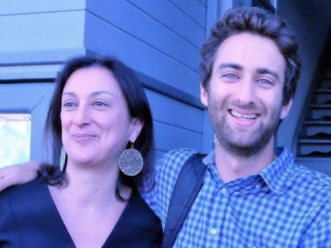 Vrasja e gazetares malteze, flet i biri: Bomba që u përdor për të vrarë nënën time erdhi nga Shqipëria Vrasja e gazetares malteze, flet i biri: Bomba që u përdor për të vrarë nënën time erdhi nga Shqipëria