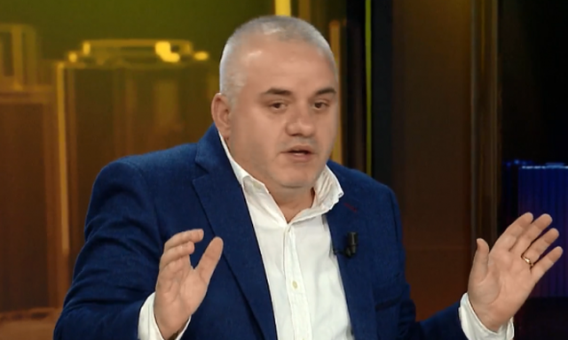 “Me kallashnikov në dorë, hipur mbi mushkë pasi ka…”! Artan Hoxha publikon foton që po shpërndahet me shpejtësi dhe bën deklaratën epike “Me kallashnikov në dorë, hipur mbi mushkë pasi ka…”! Artan Hoxha publikon foton që po shpërndahet me shpejtësi dhe bën deklaratën epike