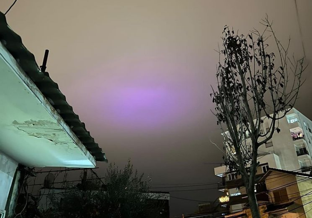 E çuditshme! Qytetarët në Tiranë befasohen nga fenomeni në qiell, publikohen pamjet që qarkulluan me shpejtësi E çuditshme! Qytetarët në Tiranë befasohen nga fenomeni në qiell, publikohen pamjet që qarkulluan me shpejtësi