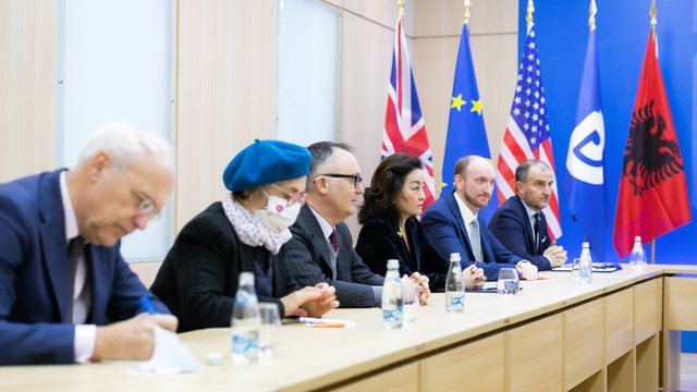 6 ambasadorët “ndërhyjnë” në sherrin brenda PD: Foltorja e Berishës përplasje jo vetëm me SHBA 6 ambasadorët “ndërhyjnë” në sherrin brenda PD: Foltorja e Berishës përplasje jo vetëm me SHBA