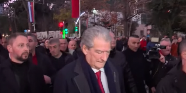 Patriotizmi eshte foleja e fundit e maskarenjeve! Ish politikani ekzemplari i vetëm “non grata” në Ballkan tenton të manipuloj opinionin: Ja mashtrimi i fundit të fundit Patriotizmi eshte foleja e fundit e maskarenjeve! Ish politikani ekzemplari i vetëm “non grata” në Ballkan tenton të manipuloj opinionin: Ja mashtrimi i fundit të fundit