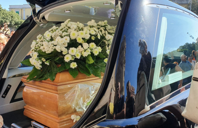 La të shkruar të zezë mbi të bardhë dëshirat e saj të fundit/ “Nuk dua njerëz të rremë në funeralin tim”, fjalët që një grua shkroi në nekrologjinë e saj bëhen menjëherë virale La të shkruar të zezë mbi të bardhë dëshirat e saj të fundit/ “Nuk dua njerëz të rremë në funeralin tim”, fjalët që një grua shkroi në nekrologjinë e saj bëhen menjëherë virale