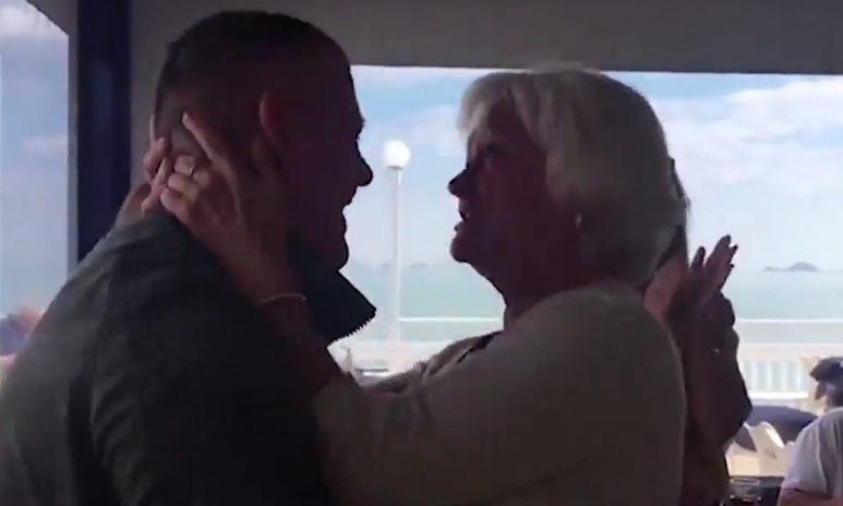 Gjen nënën pas 35-vitesh, jetimi ‘mbytet’ në lot kur ia dëgjon zërin! Nëna: Ke qenë sekreti im, të kam pasur gjithmonë në zemër Gjen nënën pas 35-vitesh, jetimi ‘mbytet’ në lot kur ia dëgjon zërin! Nëna: Ke qenë sekreti im, të kam pasur gjithmonë në zemër