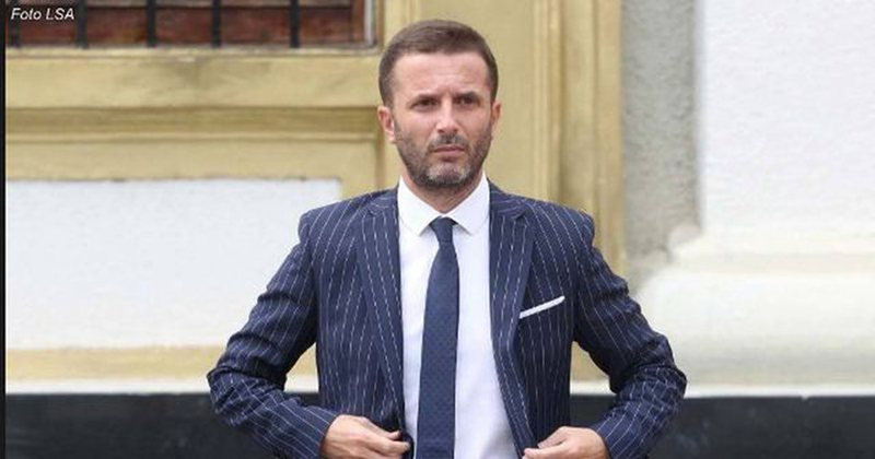 Erion Braçe nuk përmbahet ndaj deklaratës së Lulzim Bashës për publikimin e pagave: O Zot…! Debili i dytë nga e njëjta shtëpi Erion Braçe nuk përmbahet ndaj deklaratës së Lulzim Bashës për publikimin e pagave: O Zot…! Debili i dytë nga e njëjta shtëpi